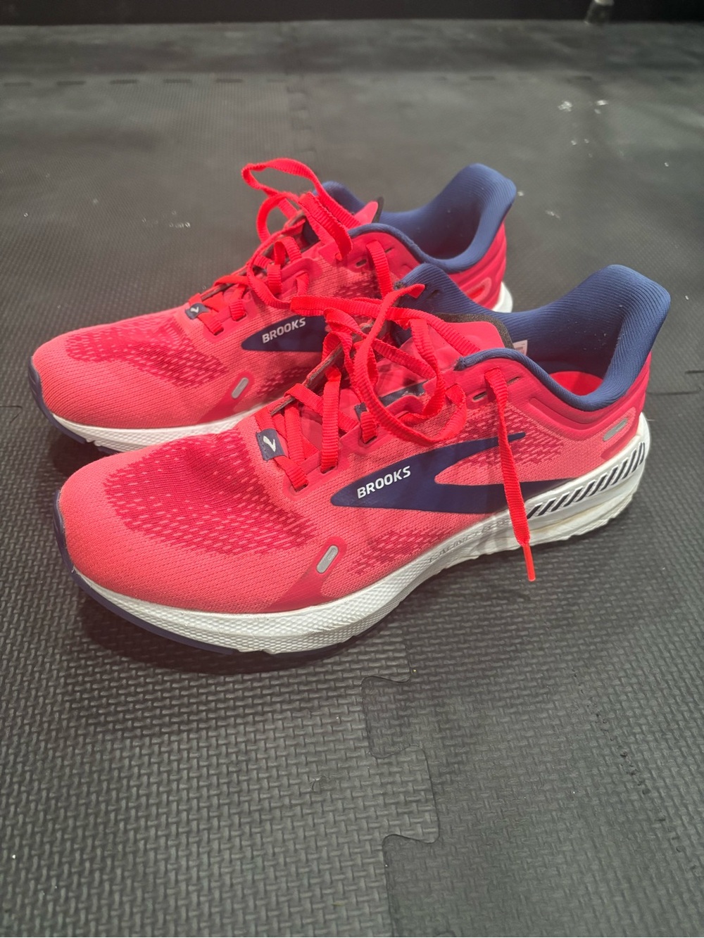 Brooks Launch GTS 9 Shoes in Pink with Navy Accents